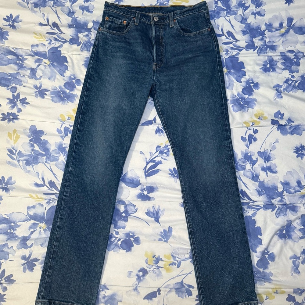 levi’s 501 medium dark wash blue mid-high rise jeans, size 29x30